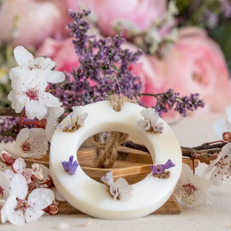 Médaillon parfumé rond décoré de fleurs séchées violettes. Senteur Violette. Fait main à Amiens